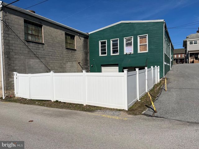 1880 W MARKET ST, York, PA 17404