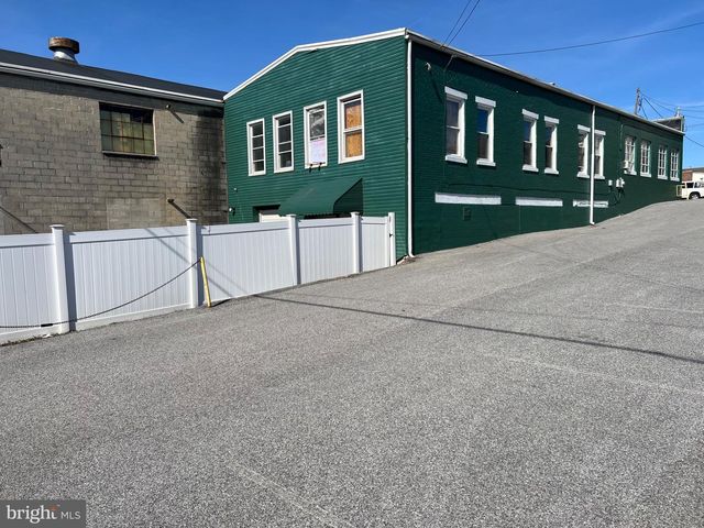 1880 W MARKET ST, York, PA 17404