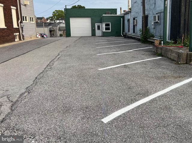 1880 W MARKET ST, York, PA 17404