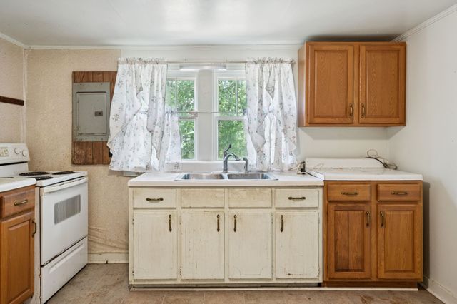 61 Brazzle Rd, Waverly, TN 37185