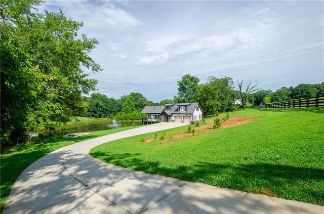 161 Hensley Lane, Hoschton, GA 30548