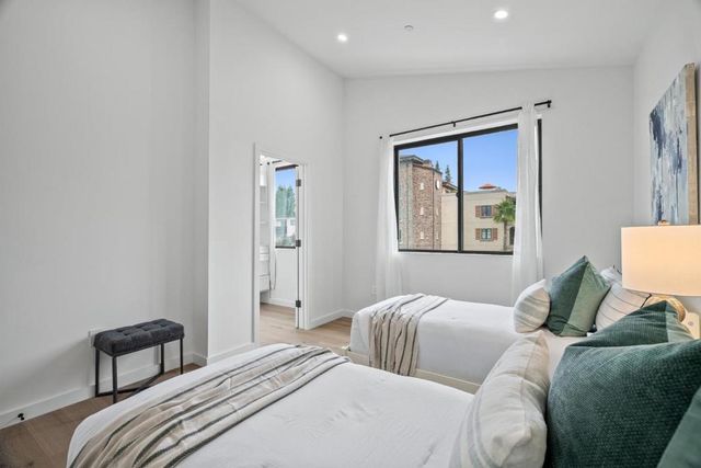 924 Woodside Road, Redwood City, CA 94061