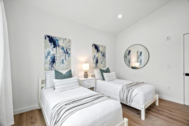 924 Woodside Road, Redwood City, CA 94061