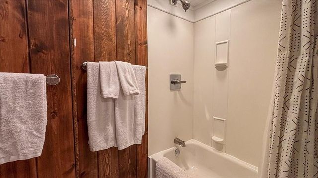 4432 Tomahawk Road, Prairie Village, KS 66208