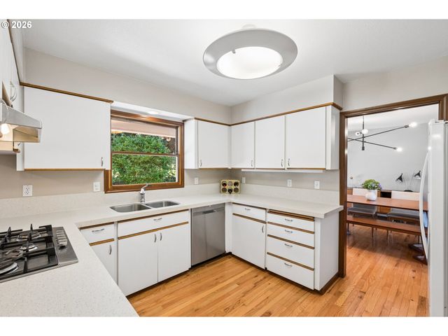 13506 Ne HASSALO St, Portland, OR 97230