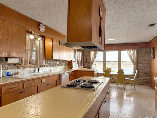 937 Hillcrest, Canyon Lake, TX 78133