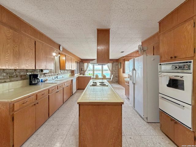 937 Hillcrest, Canyon Lake, TX 78133