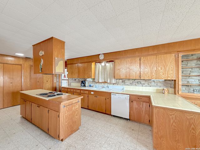 937 Hillcrest, Canyon Lake, TX 78133