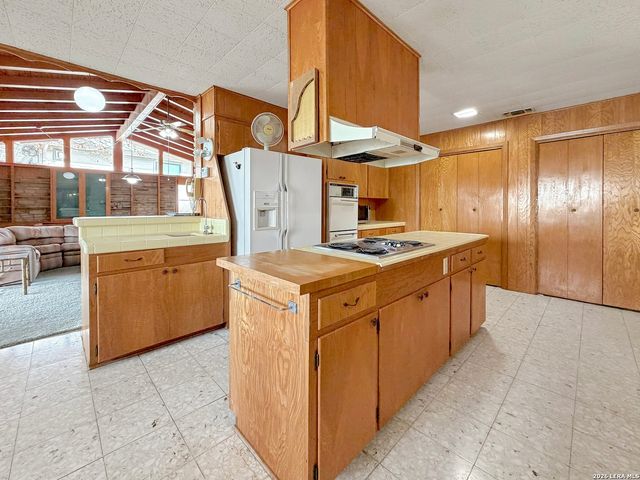 937 Hillcrest, Canyon Lake, TX 78133