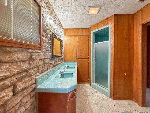 937 Hillcrest, Canyon Lake, TX 78133