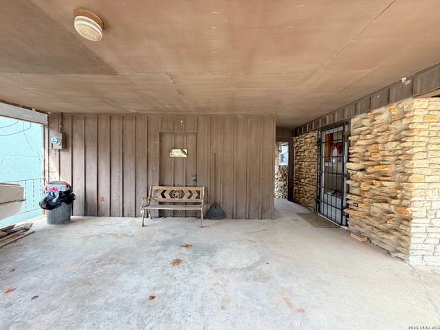 937 Hillcrest, Canyon Lake, TX 78133