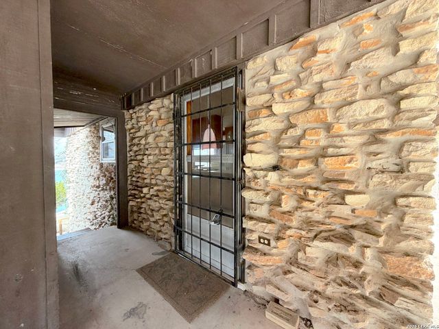 937 Hillcrest, Canyon Lake, TX 78133