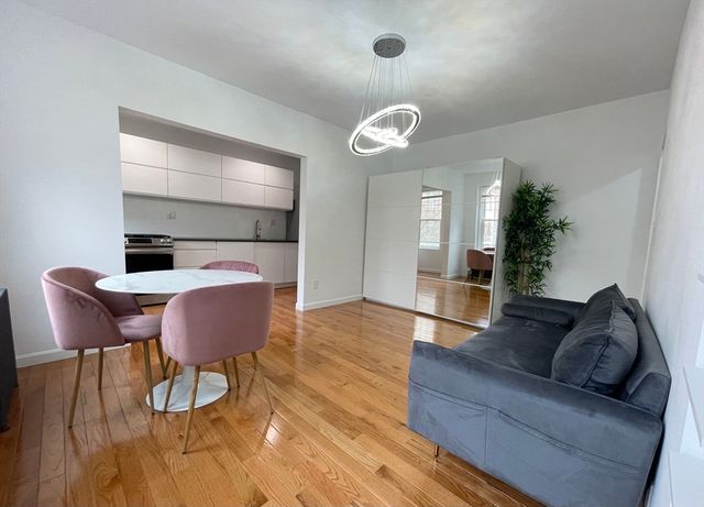 64 Queensberry 222, Boston, MA 02215