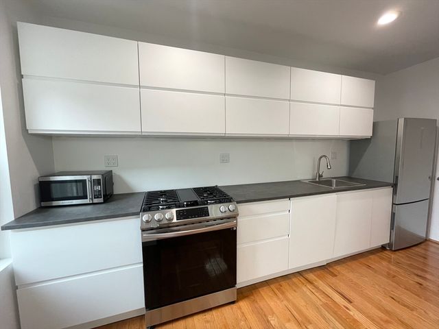 64 Queensberry 222, Boston, MA 02215