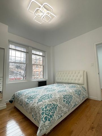64 Queensberry 222, Boston, MA 02215