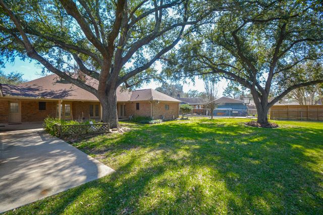 2117 W Linwood Oaks, Pearland, TX 77581