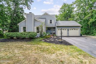 808 Red Oak Drive, Niskayuna, NY 12309