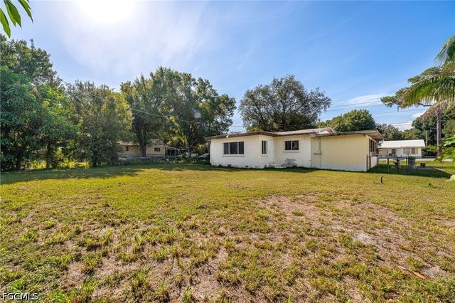 122 Evergreen RD, North Fort Myers, FL 33903