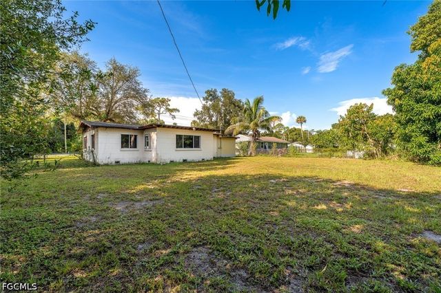 122 Evergreen RD, North Fort Myers, FL 33903