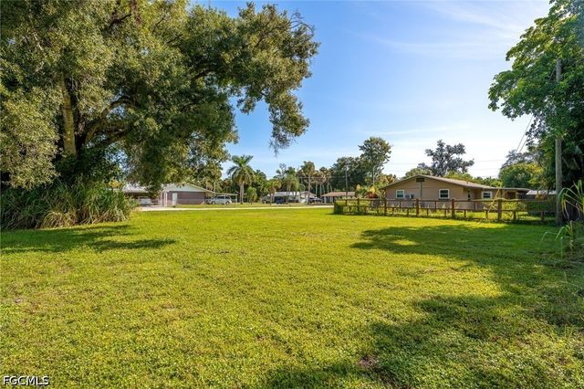 122 Evergreen RD, North Fort Myers, FL 33903