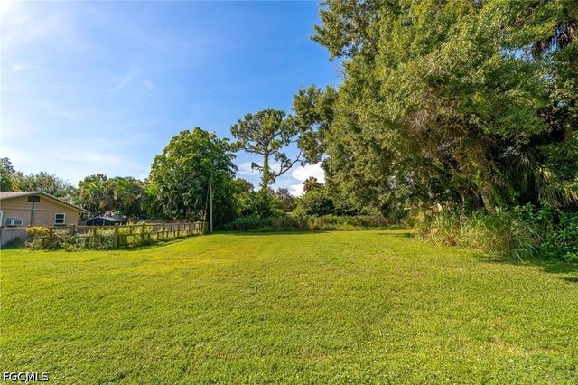 122 Evergreen RD, North Fort Myers, FL 33903