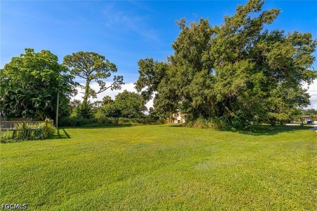 122 Evergreen RD, North Fort Myers, FL 33903