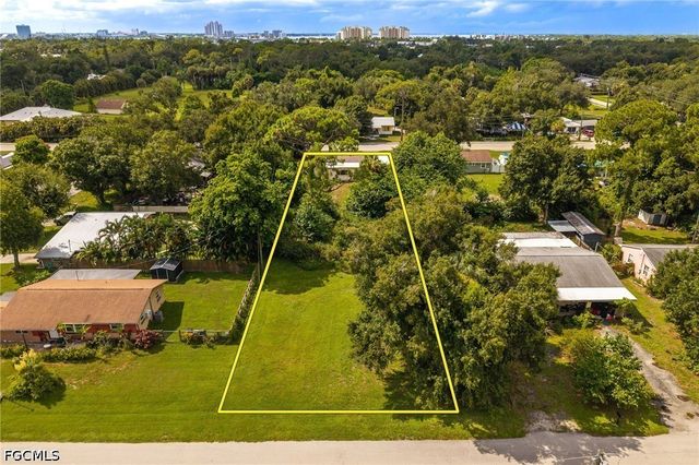 122 Evergreen RD, North Fort Myers, FL 33903