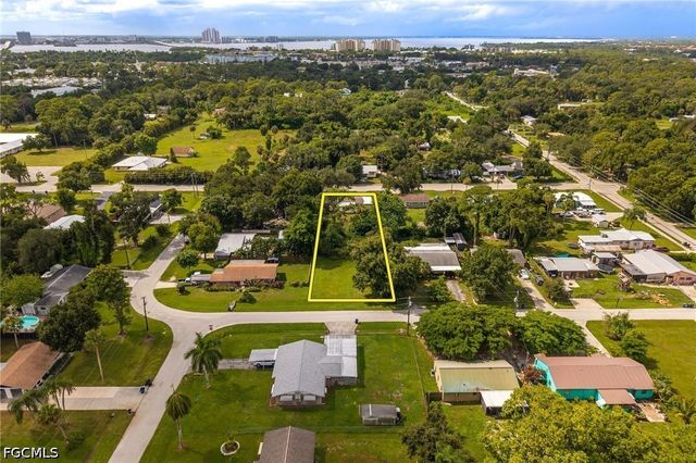122 Evergreen RD, North Fort Myers, FL 33903