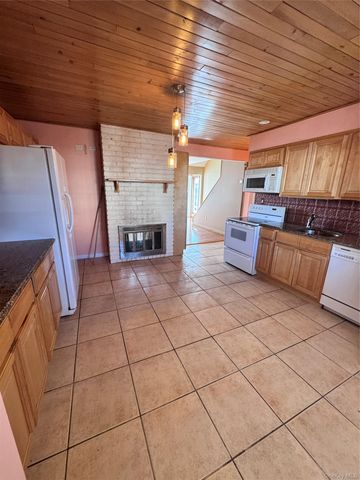 37 Spray Lane, Hicksville, NY 11801
