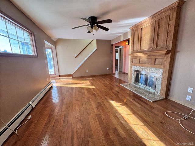 37 Spray Lane, Hicksville, NY 11801