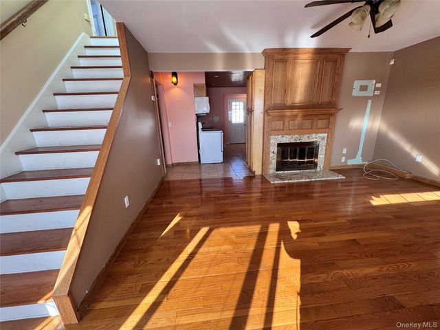 37 Spray Lane, Hicksville, NY 11801
