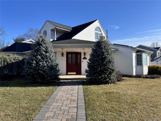 37 Spray Lane, Hicksville, NY 11801