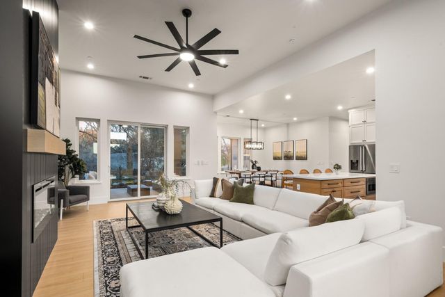 23785 Darkhorse Dr, Auburn, CA 95602