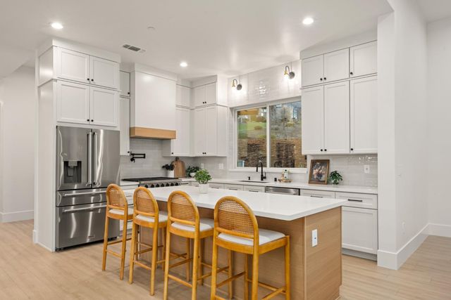 23785 Darkhorse Dr, Auburn, CA 95602