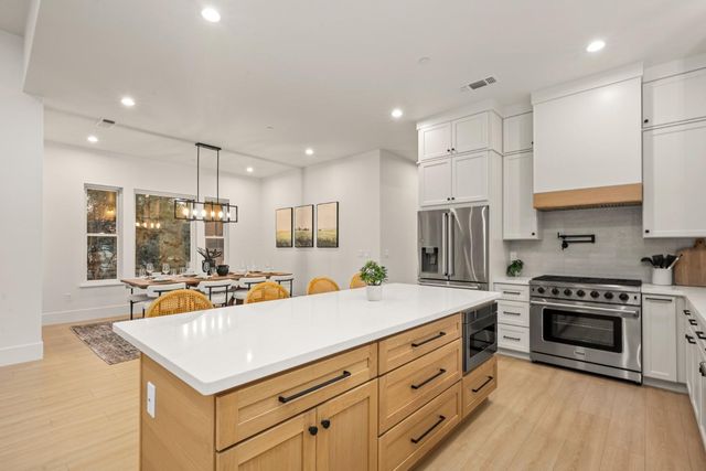 23785 Darkhorse Dr, Auburn, CA 95602