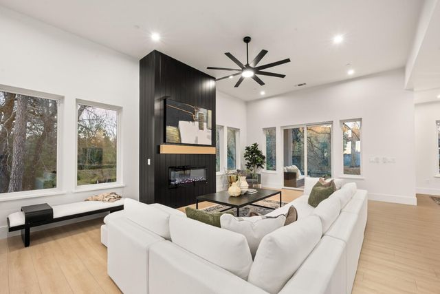 23785 Darkhorse Dr, Auburn, CA 95602