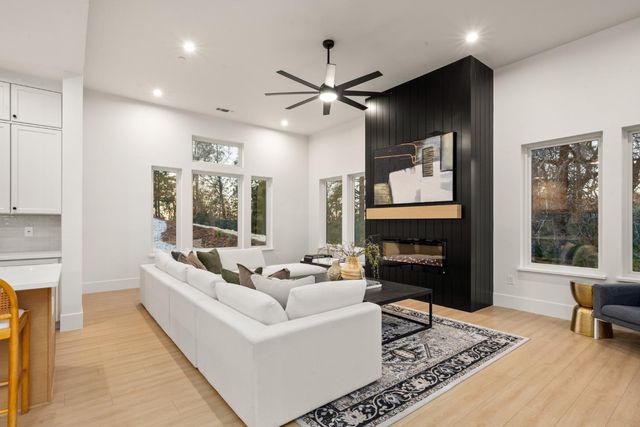 23785 Darkhorse Dr, Auburn, CA 95602