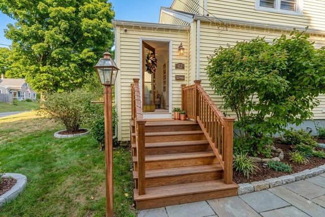 34 Hawthorne St, North Attleboro, MA 02760