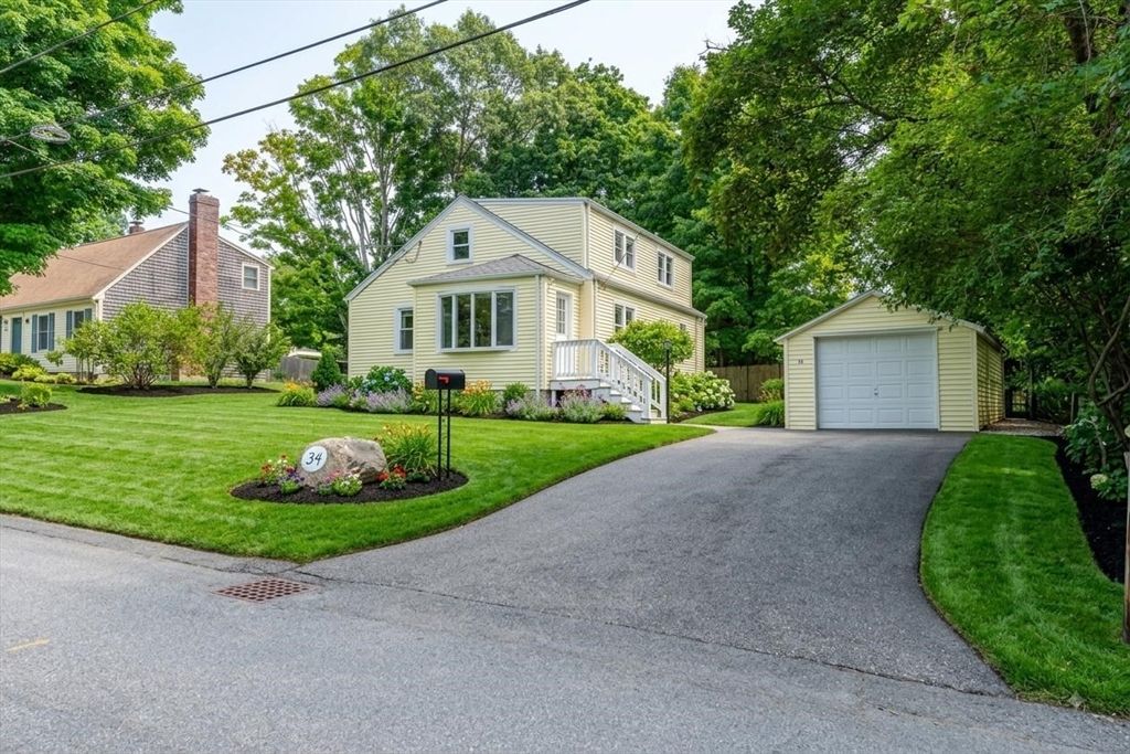 34 Hawthorne St, North Attleboro, MA 02760