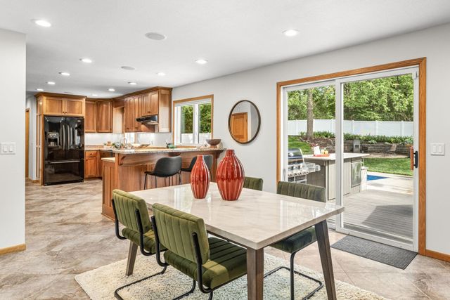 8125 Tierneys Woods Curve, Bloomington, MN 55438