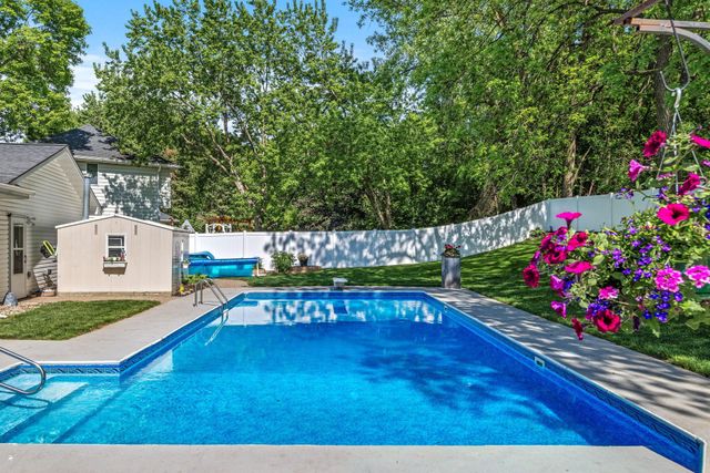 8125 Tierneys Woods Curve, Bloomington, MN 55438
