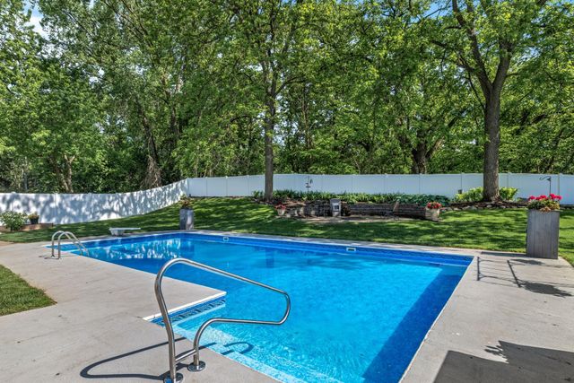8125 Tierneys Woods Curve, Bloomington, MN 55438