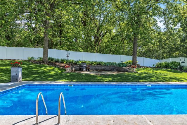 8125 Tierneys Woods Curve, Bloomington, MN 55438