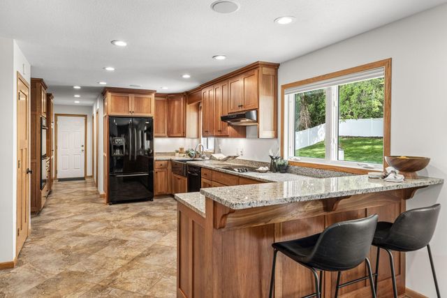 8125 Tierneys Woods Curve, Bloomington, MN 55438
