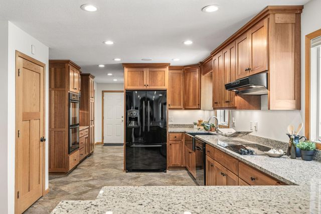 8125 Tierneys Woods Curve, Bloomington, MN 55438