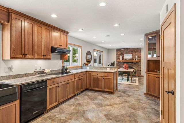 8125 Tierneys Woods Curve, Bloomington, MN 55438