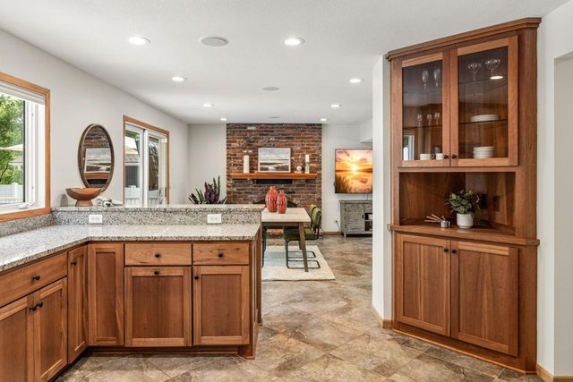 8125 Tierneys Woods Curve, Bloomington, MN 55438