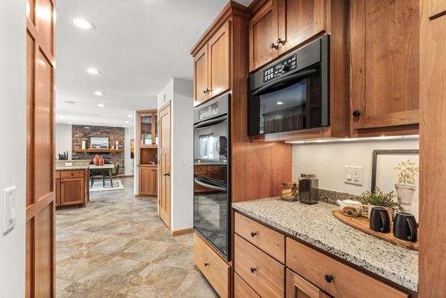 8125 Tierneys Woods Curve, Bloomington, MN 55438