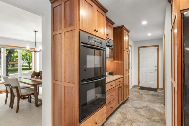 8125 Tierneys Woods Curve, Bloomington, MN 55438