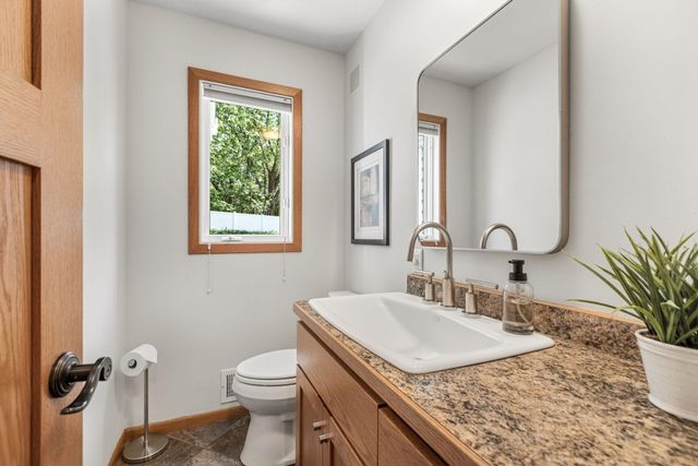 8125 Tierneys Woods Curve, Bloomington, MN 55438